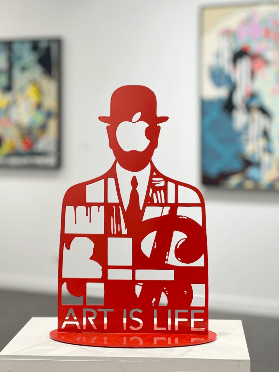 Speedy Graphito, Speedy, Graphito, art urbain, artiste de street art, Magritte, style Magritte, sculpture, sculpture contemporaine, acheter une sculpture, acheter de l'art, collection d'art, collection de street art, sculpture en acier, sculpture rouge, art rouge, tendance, artistique, bon investissement dans l'art, location d'art, location d'œuvres d'art, location de sculptures, optimisation fiscale, néo, artiste de street art français, Art Thema, galerie Art Thema