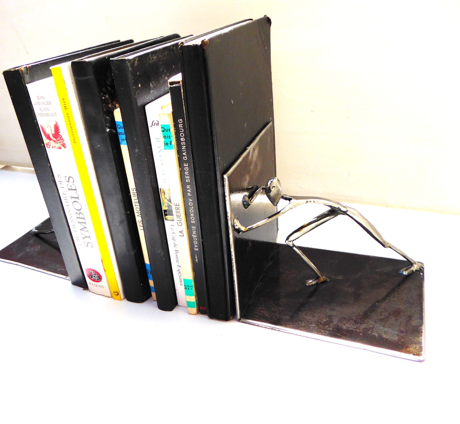 library, book holder, push, steel sculpture, joy, person, figurative art, caroline brisset, contemporary art, solitude, covid-19, art thema heyi gallery, brussels