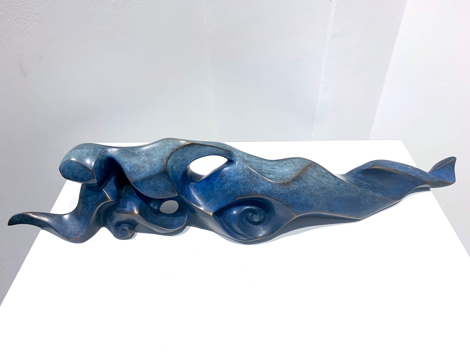 middellandse zee, meisje sculptuur, franse vrouw sculptuur, vrouw sculptuur, vrouw op golf, liegende vrouw, mooie vrouw sculptuur, blauwe sculptuur, bronzen sculptuur, hedendaagse beeldhouwkunst, figuratieve sculptuur, sculpture art, art design, art decoration, interior design, salon decoratie, bureaudecoratie, art home, art thema heyi, brussels art gallery