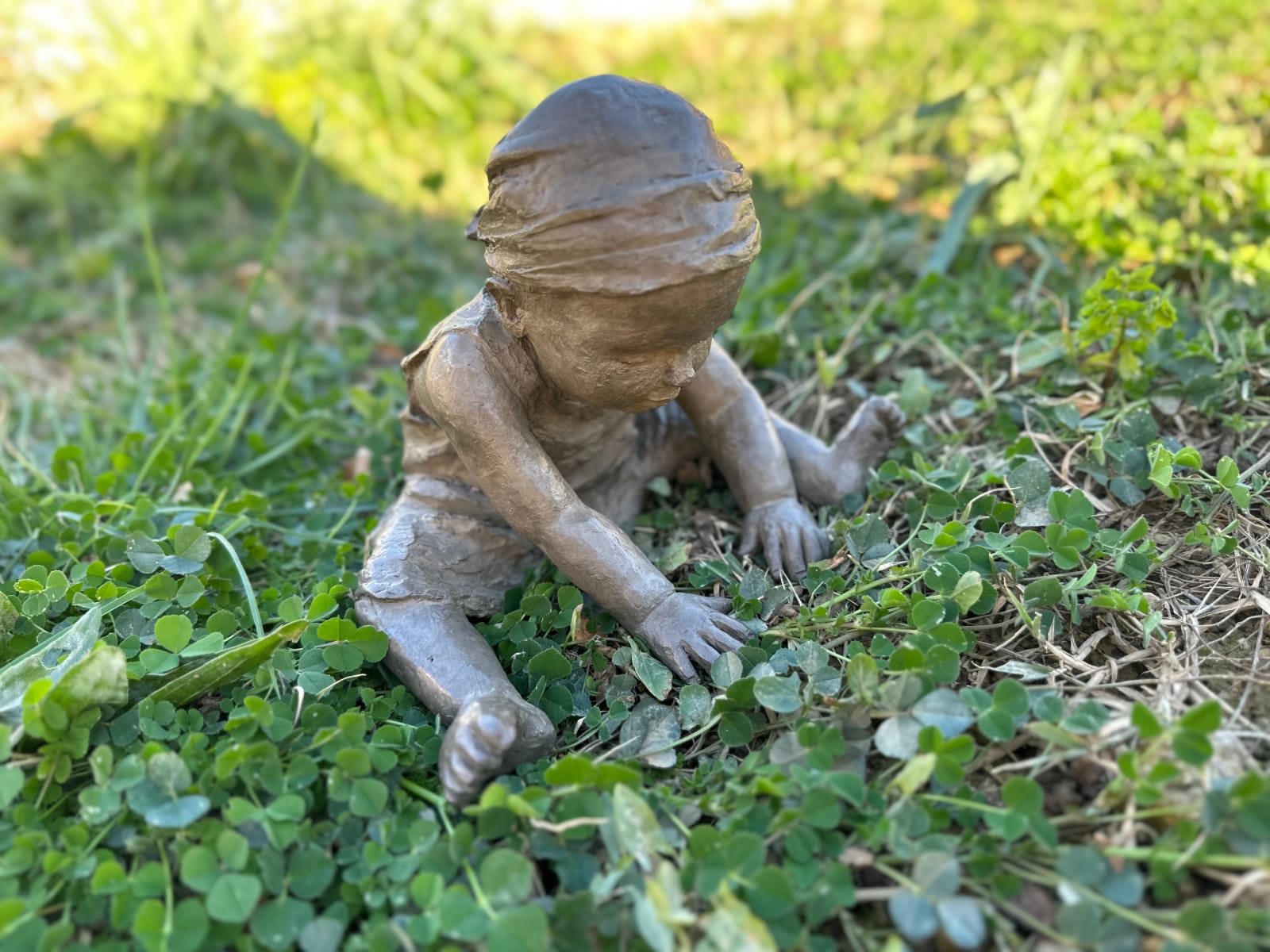 julie, béatrice cols, art thema, escultura de bronce, escultura infantil, pequeña estatua de niña, arte en bronce a la cera perdida, escultora belga contemporánea, Béatrice Cols, escultura de bronce coleccionable, escultura sobre la infancia, arte para coleccionistas, escultura figurativa en bronce