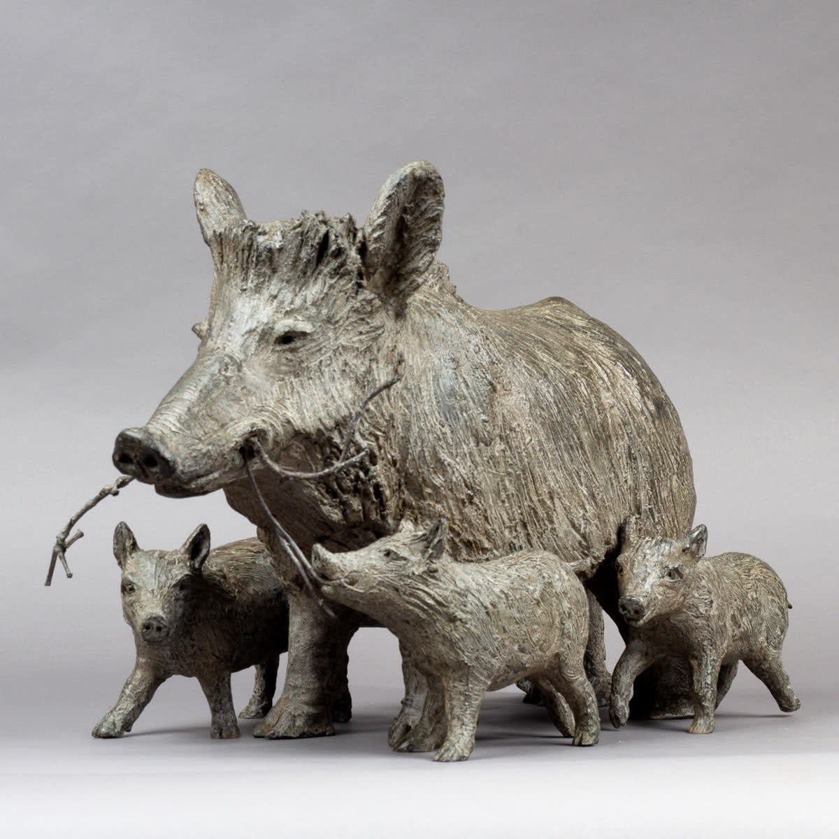 In het bos van Hez - Laie en marcassins, sophie verger, wild zwijn, varken, gelukkig dier, dier, dierensculptuur, bronzen kunst, bronzen sculptuur, babyolifant, harmonie, schattig dier, schattig beeldhouwwerk, jeugd, droom, spel spelen, vrolijk, natuur, geluk, liefde, bibliotheekdecoratie, decoratiebureau, interieurdecoratie, Art Thema HeYi, galerij Brussel