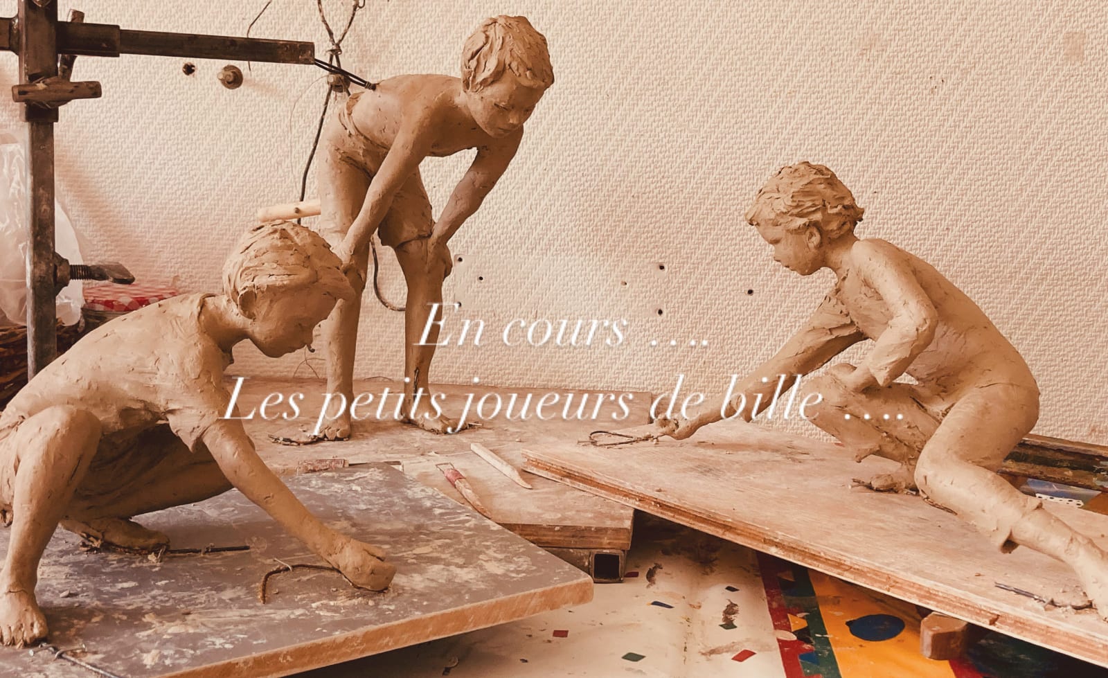 Jugadores de canicas, pequeña escultura figurativa en bronce de Béatrice Cols, niños jugando, obra poética y narrativa de colección para interior