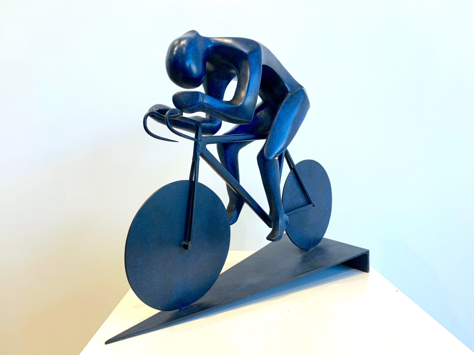 so du sud, sculpture bronze, bleue, cycliste, tour de la france, sculpture sportive, décoration intérieure, décoration bibliothèque, art maison, sculpture contemporain, Art Thema Gallery, Art thema, baldini art thema, art thema arles, arles gallery, Brussels