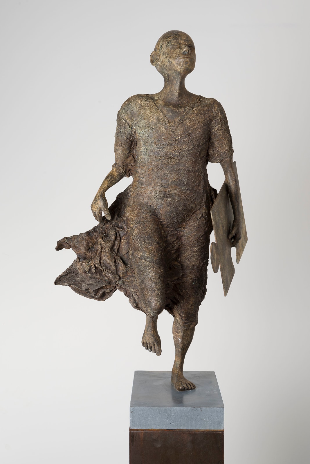 L'anello mancante, lieven d'haese, scultura in bronzo, scultura puzzle, scultura che cammina, scultura bambini, scultura bambino, scultura ragazzo, scultura innocente, scultura della speranza, arte scultura, scultura della natura, scultura d'interni, arte figurativa, scultura figurativa, scultura contemporanea, design d'interni, decorazione d'arte, decorazione del salone, tema artistico heyi, galleria d'arte belga, scultura da giardino, scultura da esterno, scultura monumentale