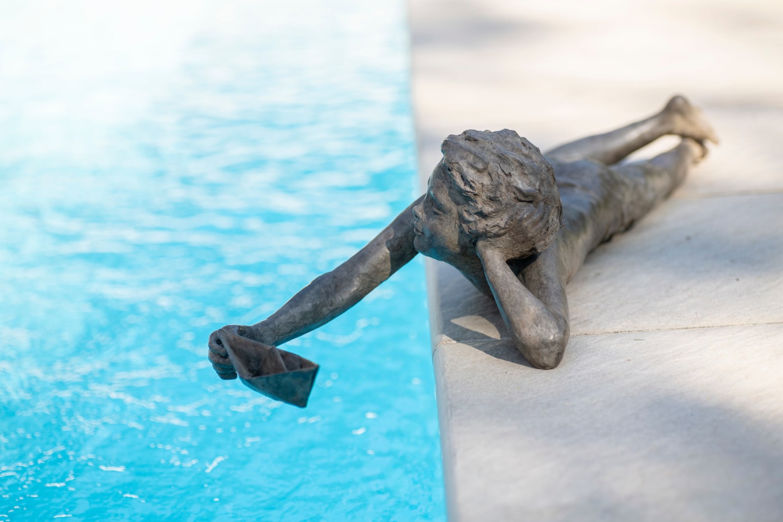Sculpture bronze La Petite Plongeuse Béatrice Cols, sculpture, sculpture bronze, petit garçon au bord de la piscine, petit garçon avec bateau, petit garçon qui joue avec son bateau, artiste belge, sculpture art contemporain, œuvre d’art bronze intérieur extérieur collectionneur, sculpture bronze architecte d’intérieur, sculpture bronze intérieur architecte décorateur, leasing d’œuvre d’art bronze, salon SMART Aix-en-Provence 2025, bronze figuratif enfant artiste contemporaine, sculpture poétique en bronze Béatrice Cols, collection sculpture bronze contemporaine, installation artistique pour bassin ou piscine, sculpture bronze pour aménagement paysager, œuvre d’art bronze pour collection privée, sculpture bronze pour décoration haut de gamme, art contemporain en bronze, sculpture enfant bronze émotion et douceur, art figuratif féminin en bronze, Béatrice Cols sculptrice bronze, art en bronze pour intérieur design, leasing d'art, leasing d'oeuvre d'art