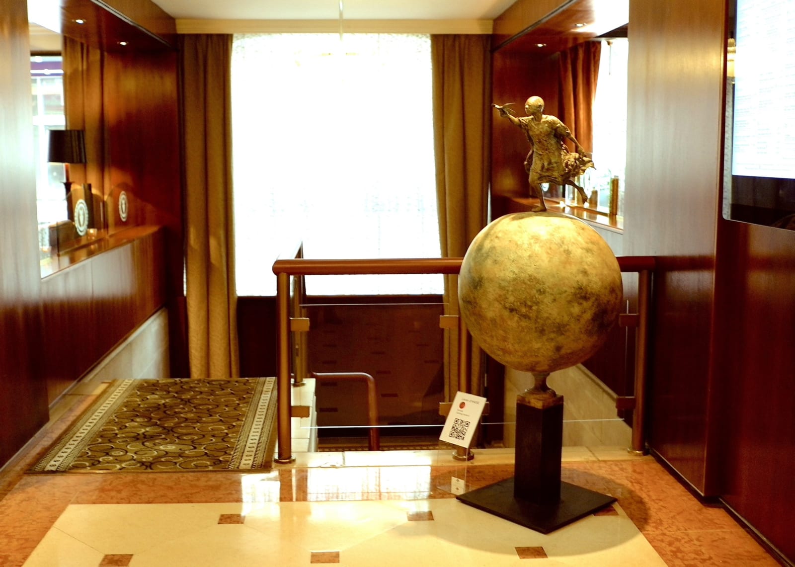 thuiskomen, lieven d'haese, bronzen sculptuur, boy sculpture, globe sculpture, earth sculpture, afrikaanse sculptuur, onschuldige sculptuur, sculptuur van hoop, sculpture art, sculpture of nature, interior sculpture, figuratieve kunst, figuratieve sculptuur, hedendaagse sculptuur, interieur design, kunstdecoratie, salondecoratie, art thema heyi, belgische kunstgalerie, belgische kunstgalerij, tuinsculptuur, exterieursculptuur, monumentale sculptuur