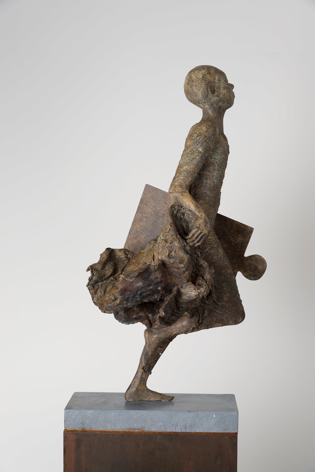 The Missing Link, lieven d'haese, bronzen sculptuur, puzzelsculptuur, wandelende sculptuur, kindersculptuur, kindersculptuur, jongenssculptuur, onschuldige sculptuur, sculptuur van hoop, sculptuurkunst, sculptuur van de natuur, interieursculptuur, figuratieve kunst, figuratieve sculptuur, hedendaagse beeldhouwkunst, interieurvormgeving, kunstdecoratie, salondecoratie, art thema heyi, belgische kunstgalerie, tuinsculptuur, exterieursculptuur, monumentale beeldhouwkunst