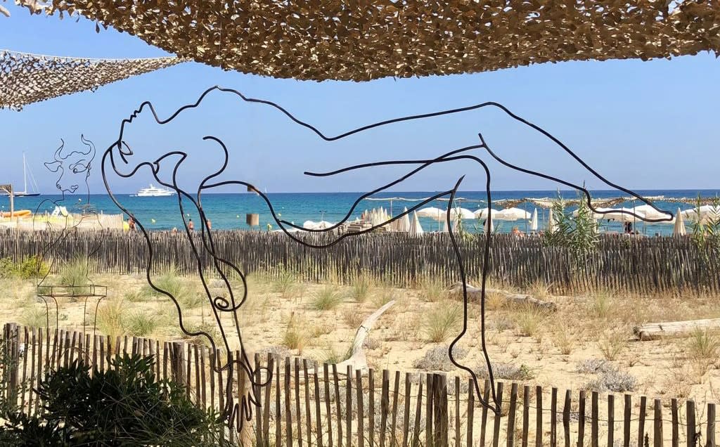 sculpture, steel, serruya, cabane bambou, saint tropez, pampelonne, art, beach, art in the beach, woman, poetic, summer, exhibition