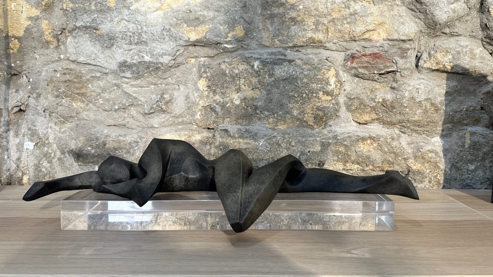 art thema, art, thema, artthema, bronze sculpture, so du sud, solange, borelli, guy, relaxing, chilling, grey, shades of grey, interior design, geometric, cubic, bronze sculpture, elegant, man, sleeping, design interior, decoration, arles gallery, arles, art in arles