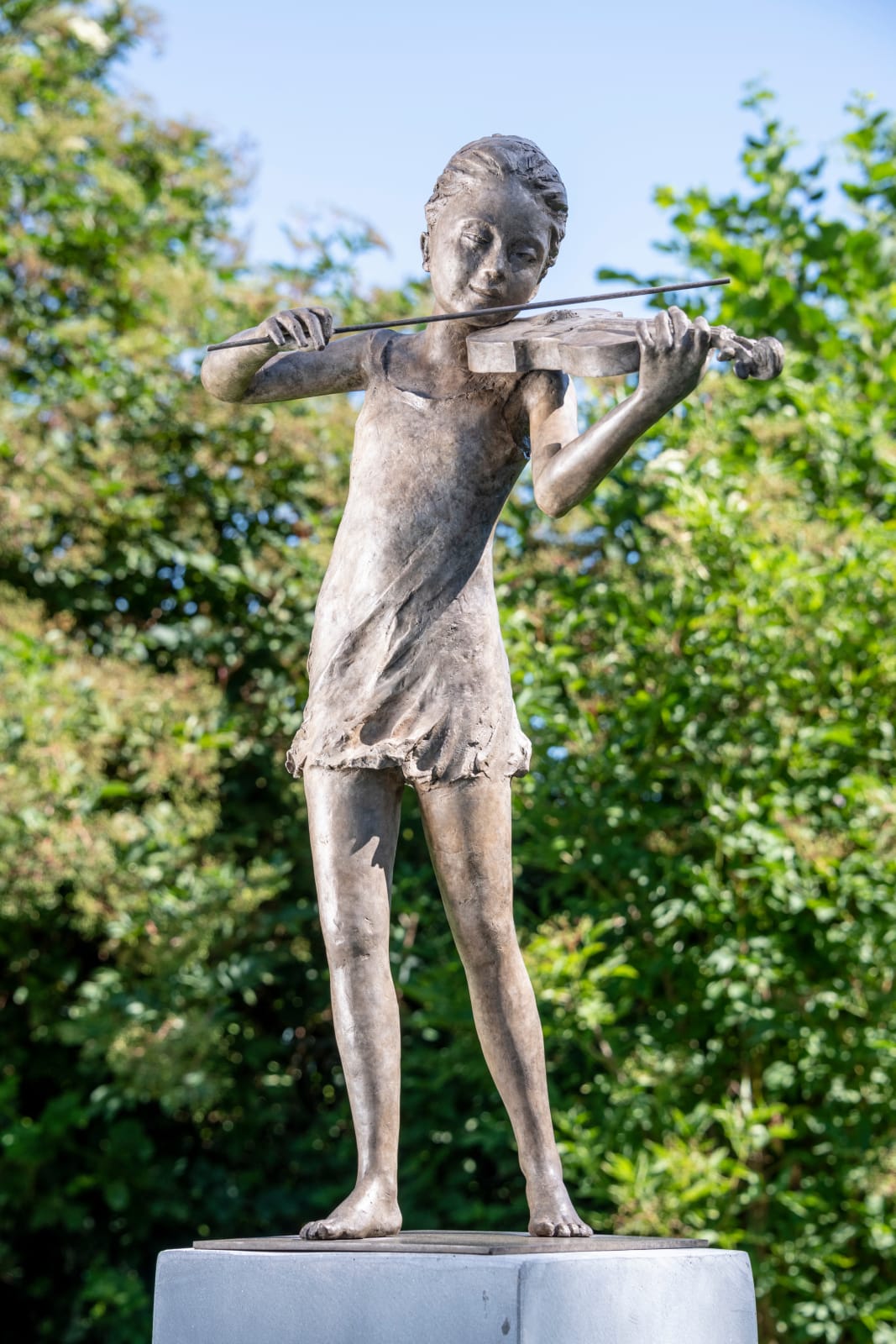 beatrice cols, artiste, sculpteur, belge, jeune fille, violon, robe, frais, estival, musique, bronze, sculpture en bronze, galerie art thema, art thema, antica bruxelles, foire, antica namur, antica, arles