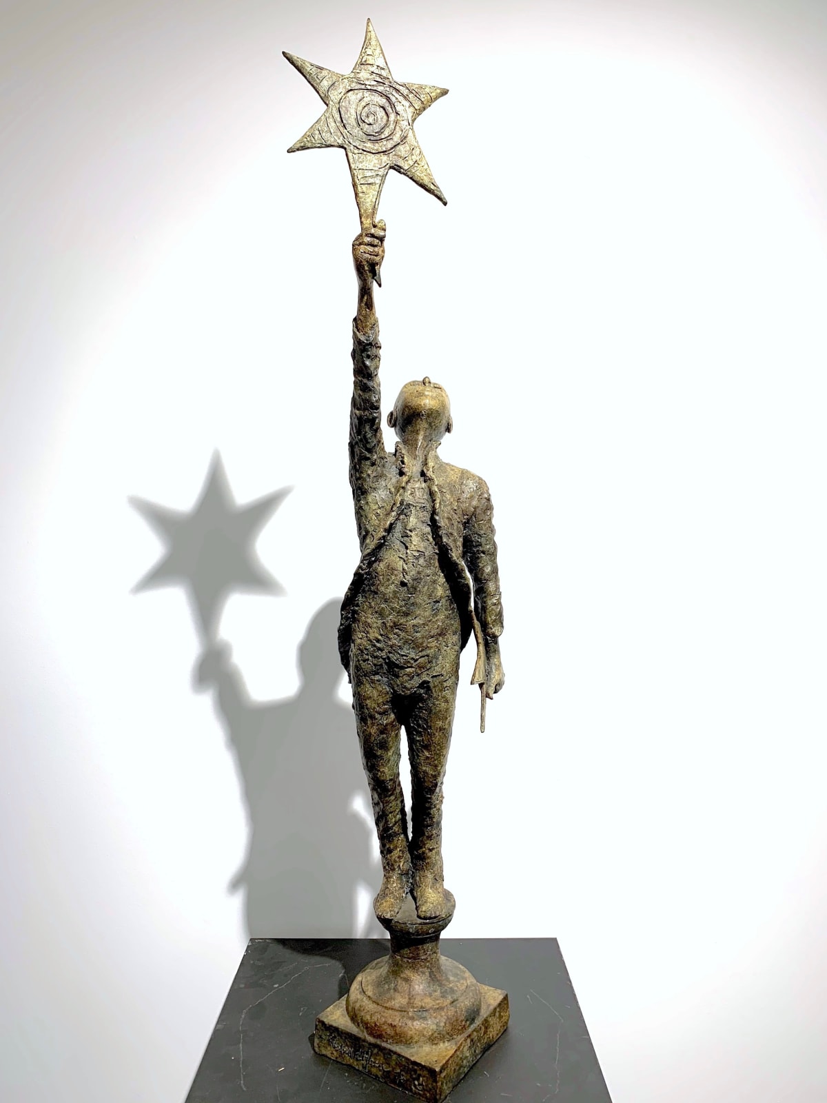 de sterren plukken, lieven d'haese, bronzen sculptuur, jongenssculptuur, stersculptuur, luchtsculptuur, afrikaanse sculptuur, onschuldige sculptuur, sculptuur van hoop, sculptuurkunst, sculptuur van de natuur, interieursculptuur, figuratieve kunst, figuratieve sculptuur, hedendaagse beeldhouwkunst, interieurontwerp, kunstdecoratie, salondecoratie, art thema heyi, belgische kunstgalerie