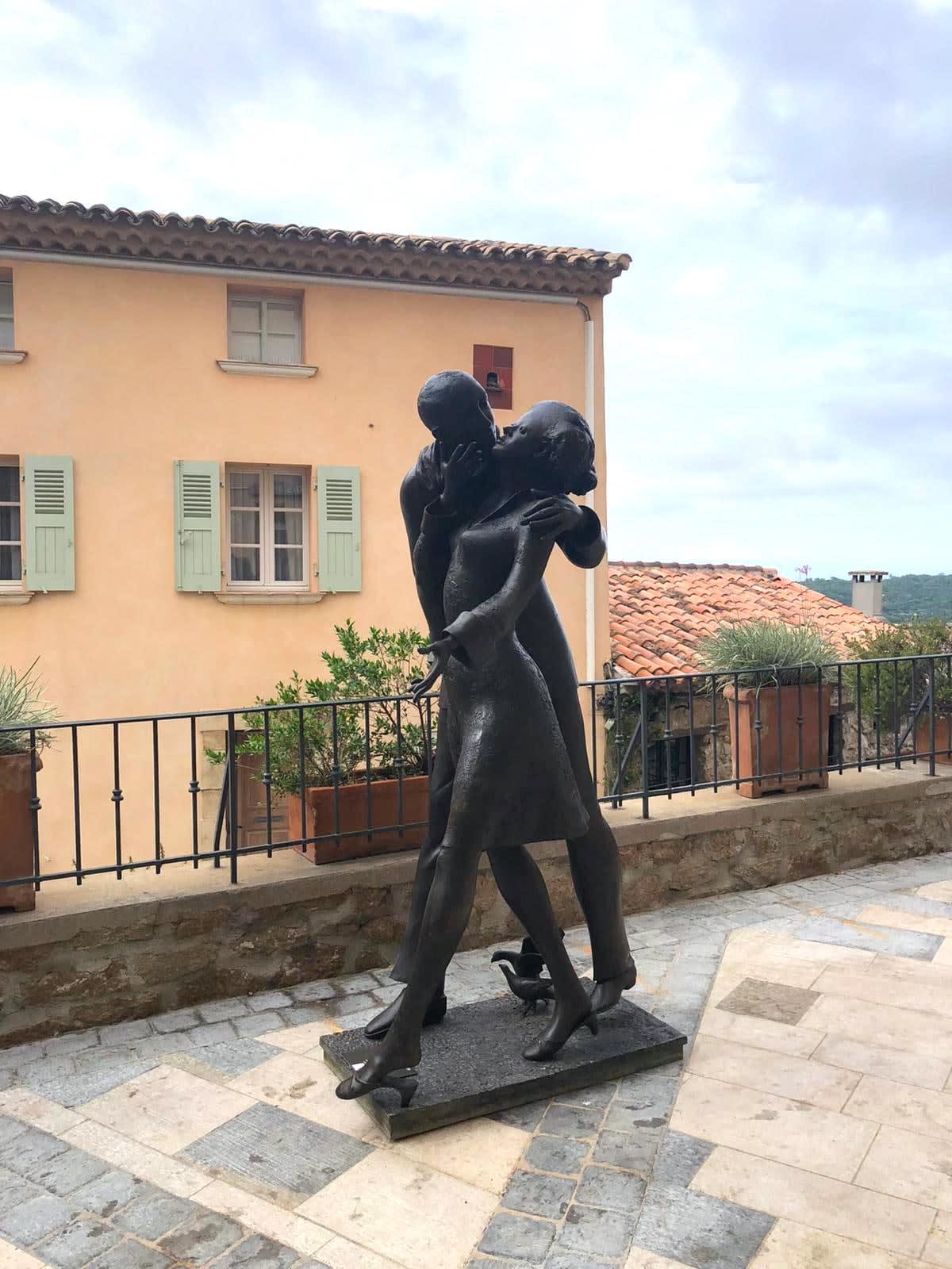 l'invité, rené julien, bronze sculpture, figurative sculpture, couple sculpture, sculpture of love, contemporary sculpture, monumental sculpture, art thema heyi, brussels art gallery, garden sculpture, home design, art decoration, interior design