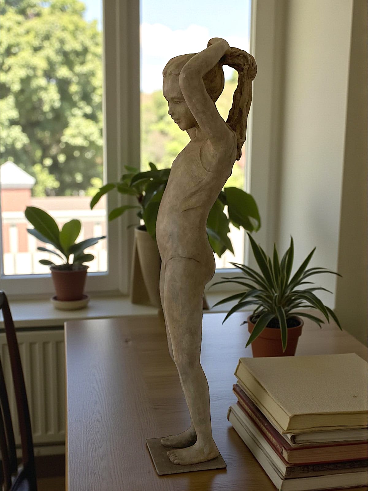 scultura in bronzo, La Piccola Bagnante, Béatrice Cols, artista belga, bambino in bronzo, ragazza in costume, scultura figurativa, fare la coda, patina naturale, scultura poetica, arte contemporanea, decorazione interni, scultura da giardino, bronzo patinato, opera da collezione