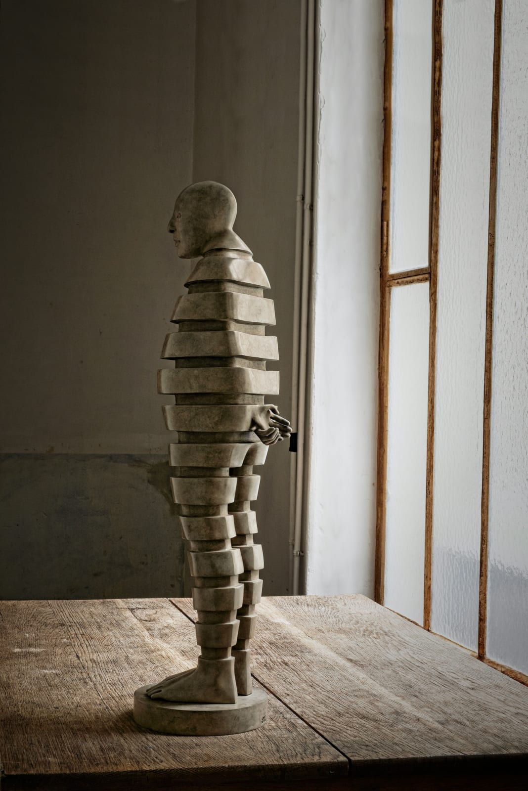 Entasis, Isabel Miramontes, staande man, hedendaagse beeldhouwkunst, beeldhouwkunst, bronzen beeld, interieurdecoratie, kunstdecoratie, kunstontwerp, huiskunst, interieurkunstidee, woonkamerdecoratie, tuindecoratie, kunstdecoratie, art thema heyi, kunstgalerie brussels, galerie voor hedendaagse kunst