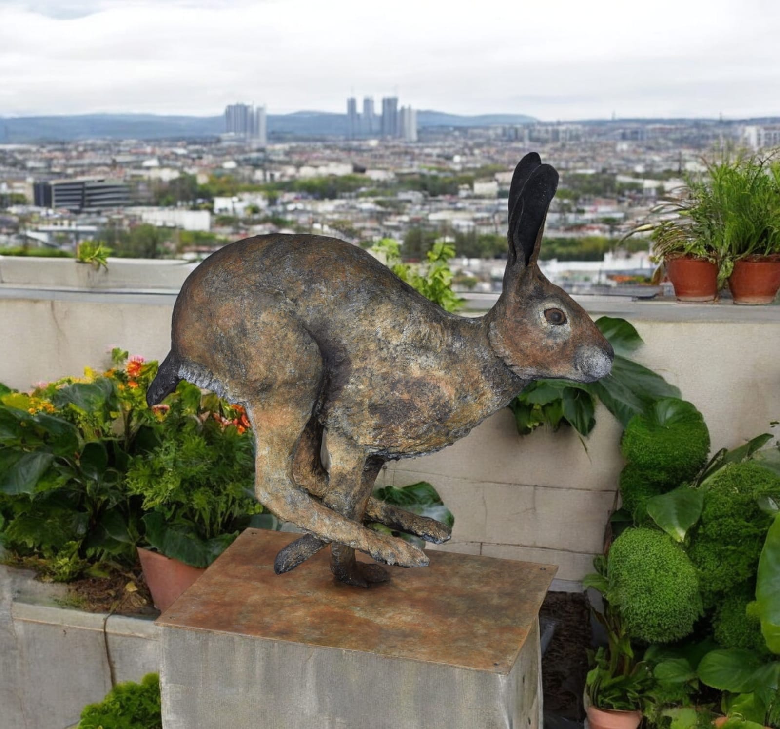 玛丽·蒂斯 (Marie Thys), 玛丽 (Marie), 蒂斯 (Thys), Art Thema, Artthema, 艺术, Thema, 画廊, 艺术画廊, 法国, 比利时, 兔子, 野兔, 大野兔, 动物, 跳跃, 动物保护, 花园, 花园装饰, 动物雕塑, 青铜, 青铜雕塑, 比利时艺术家, 动物艺术, 室外雕塑, 花园装饰, 艺术投资, 艺术租赁, 花园青铜雕塑, 企业艺术, 安全的全球交付。