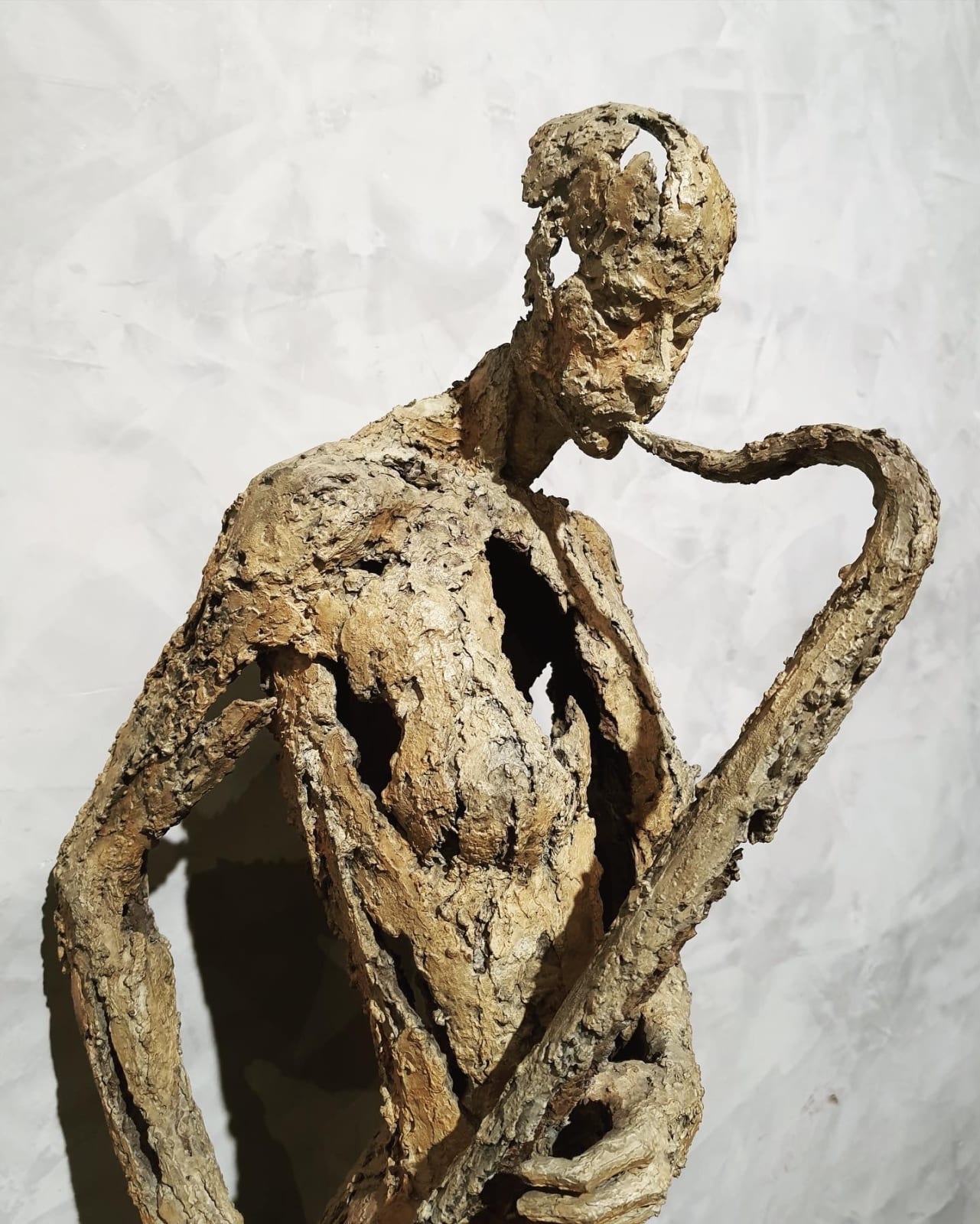 art thema, artthema, art, thema, saxophonist, jacques van den abeele, saxophone, bronze sculpture, musical sculpture, musician sculpture, sculpture, sculpture art, contemporary art, contemporary sculpture, figurative art, figurative sculpture, interior design, art decoration, interior sculpture , interior design, living room decoration, belgian art gallery