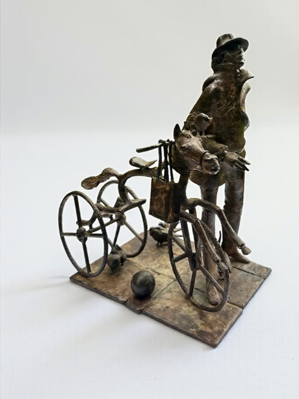 bronzen beeld, Passé Présent, René Julien, Belgische kunstenaar, man naast zijn fiets, fiets met paardenhoofd, figuratief brons, hedendaagse kunst, fine art, verhalend beeldhouwwerk, gepatineerd brons, kunstcollectie, monumentaal beeld, Art Thema Gallery