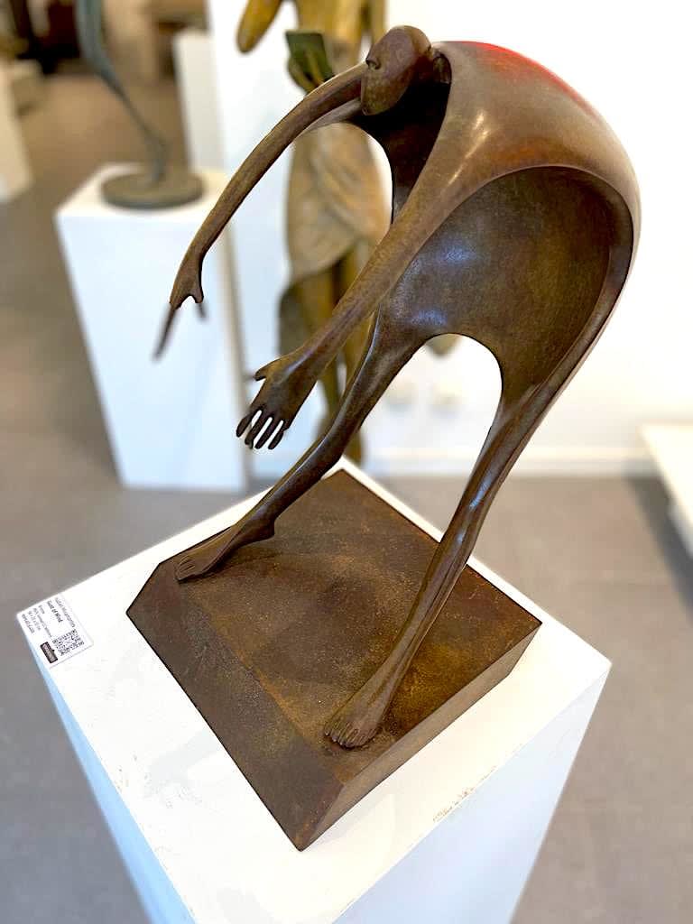Isabel miramontes sculpture contemporaine en bronze art abstrait sculpture décoration design minimalisme un homme volant ou se dirigeant vers le ciel par une coup de vent