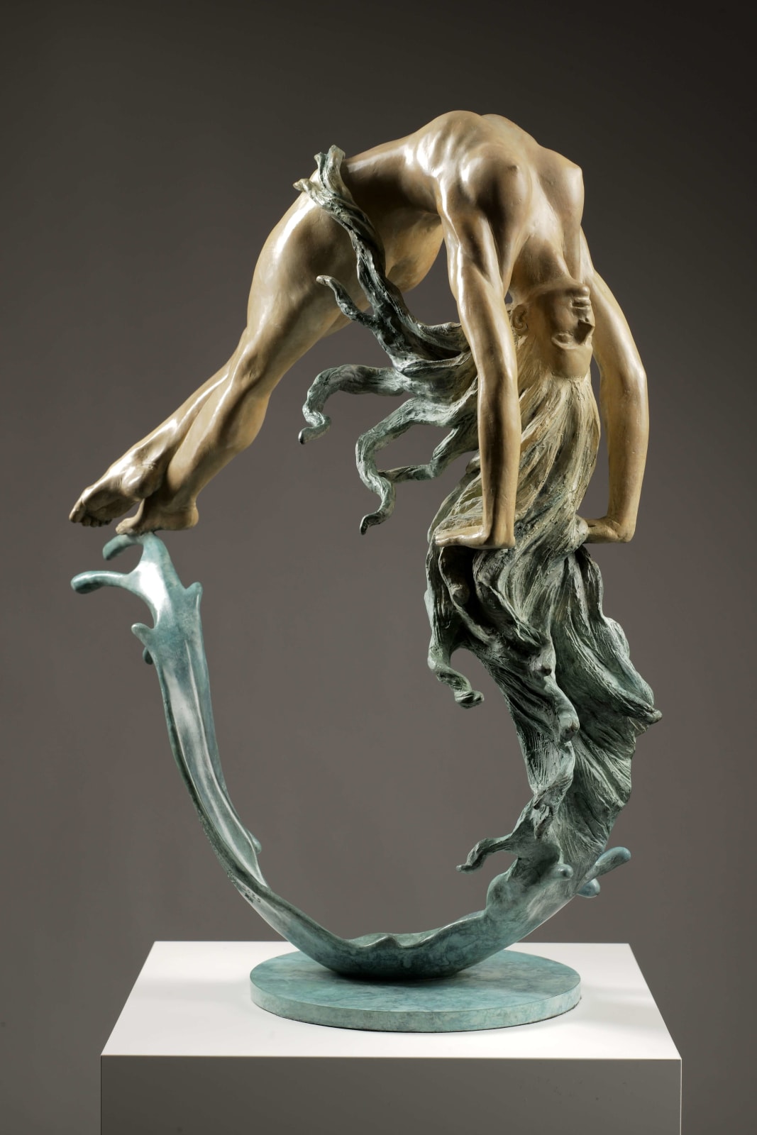 Coeur de l'horizon Liang Binbin sculpture contemporaine sculpture en bronze une femme nageuse saute dans l'eau cercle formant un coeur en forme d'amour avec la vague aqua bleue et la sculpture de la mer sculpture d'eau Galerie Art Yi Galerie d'art de Bruxelles