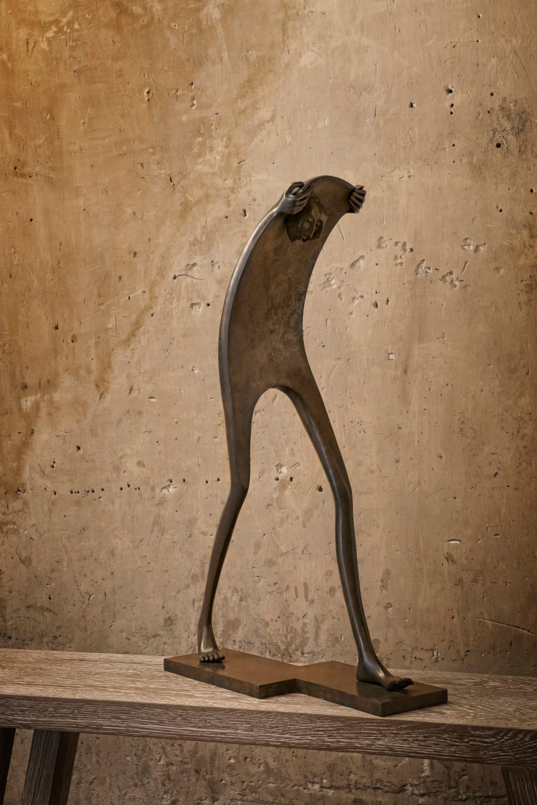 Isabel Miramontes hedendaagse bronzen sculptuur abstracte kunst sculptuur decoratie ontwerp een liefdespaar sculptuur deel een regenjas en loop even en oneven onder de regen minimalism sculpture