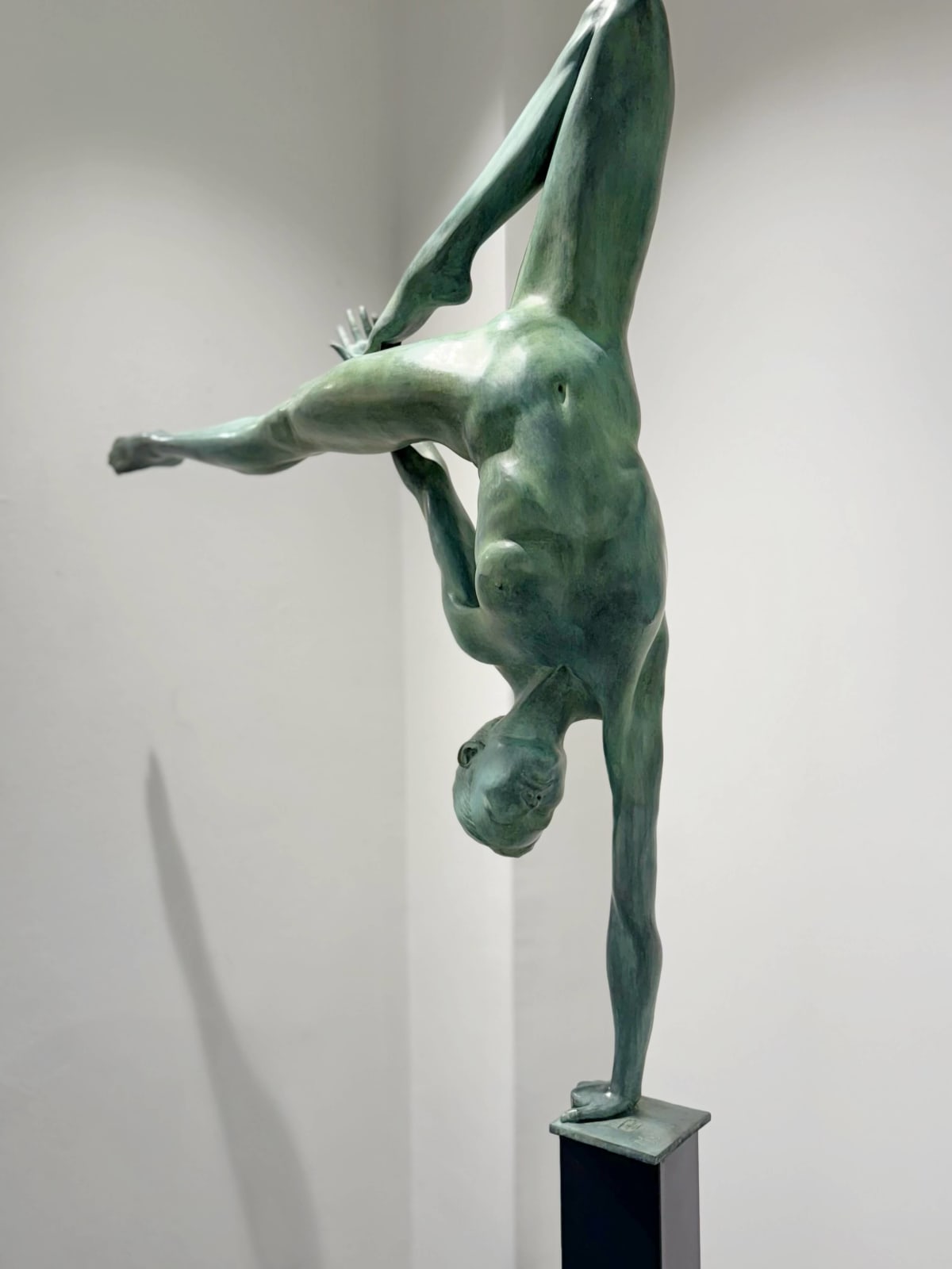 Manières libres d'être Marc de Corte sculpture femme dansante sculpture fille sculpture couple danse sculpture humaine nue sculpture de jardin sculpture bronze sculpture contemporaine Galerie Art Yi Galerie d'art de Bruxelles