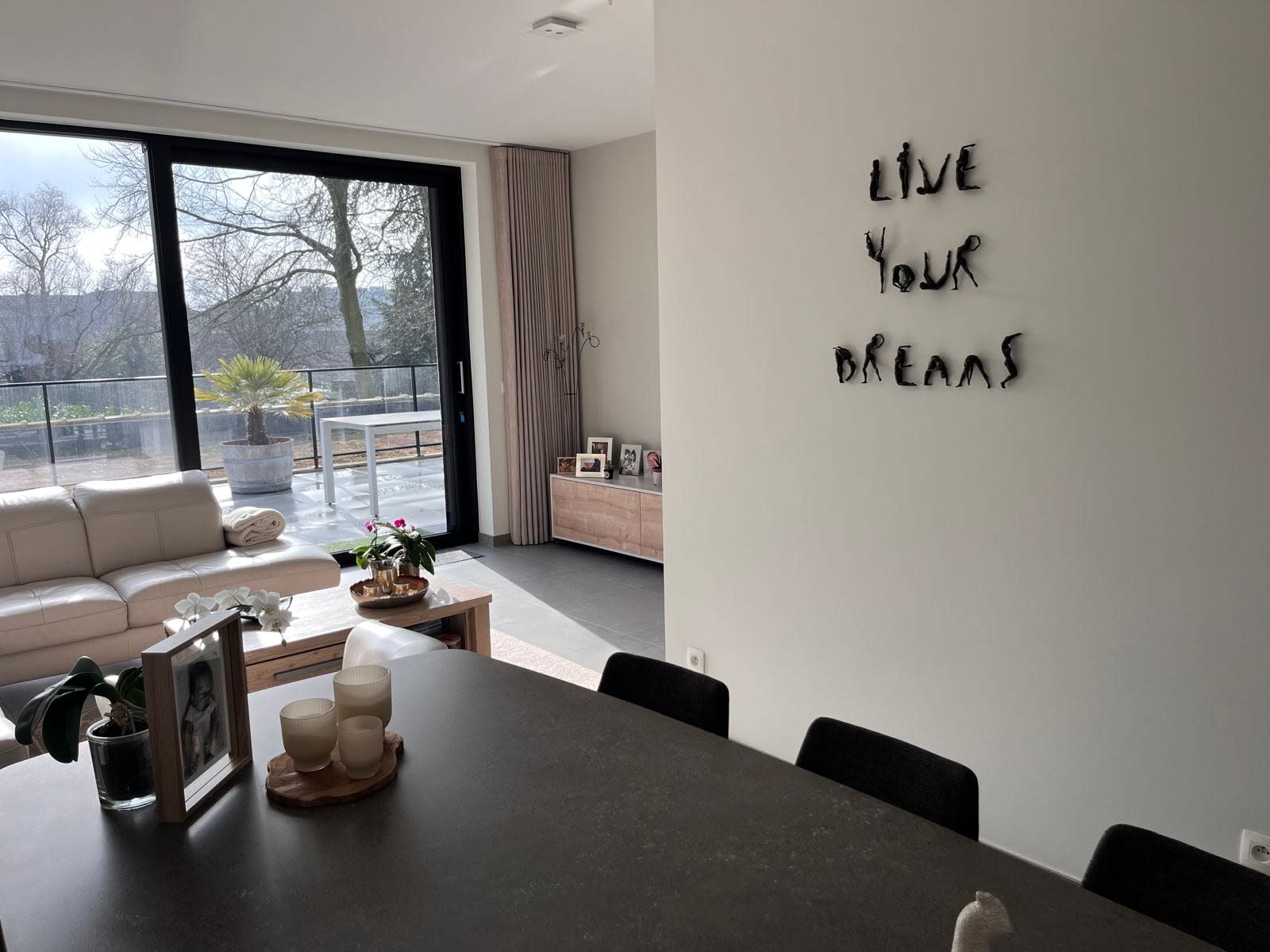 live your dream letter sculpture of Marc de Corte contemporary bronze sculpture personalized phrase poem word sculpture at Art Yi gallery in Brussels