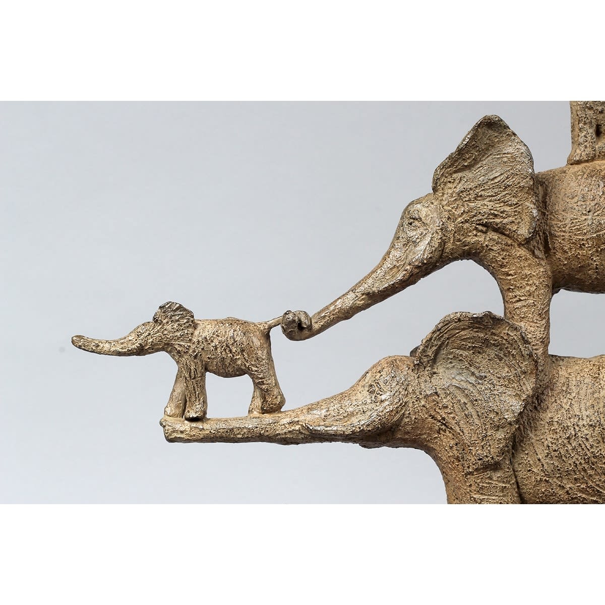 de heilige boot gelukkige olifant familie ouder en baby's op de boot van de krokodil hedendaagse bronzen sculptuur tuin interieur ontwerp sophie verger kunstgalerij brussel