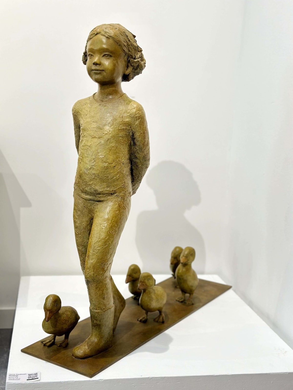 Sylvie Gaudissart eendjes kindersculptuur sylvie debray Gaudissart hedendaagse bronzen dierensculptuur een schattig meisje gevolgd door een groep mooie eenden belgische brussel kunstgalerie art yi