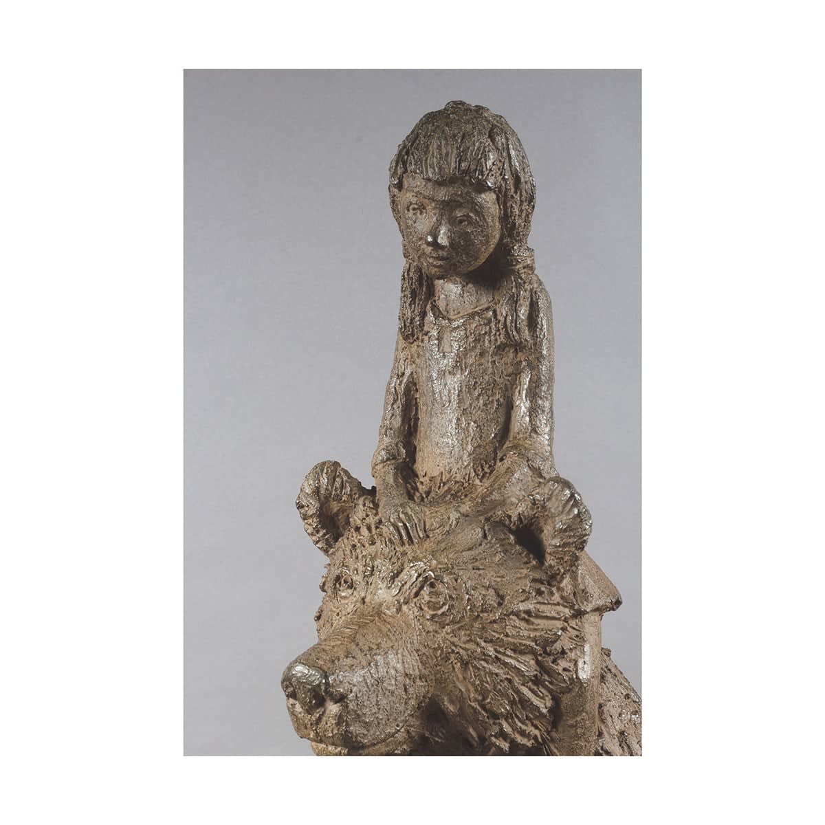 vader en dochter schattig kind en schattig dier dragen hedendaagse bronzen sculptuur sophie verger