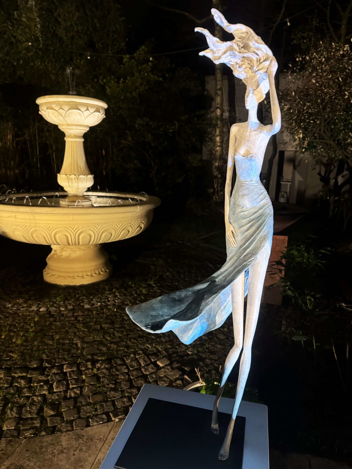 Autant en emporte le vent femme sculpture Hedwige Leroux sculpture contemporaine sculpture de jardin sculpture en bronze femme aux cheveux au vent design d'intérieur à l'hôtel Barsey par Warwick Art Yi galerie galerie d'art de Bruxelles