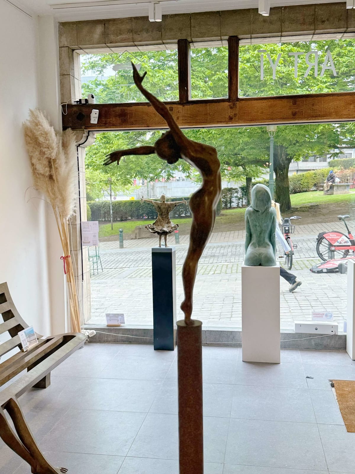 Shake it all off with me Marc de Corte dancing girl sculpture contemporary bronze sculpture naked dancing woman garden sculpture at Art Yi gallery in Brussels