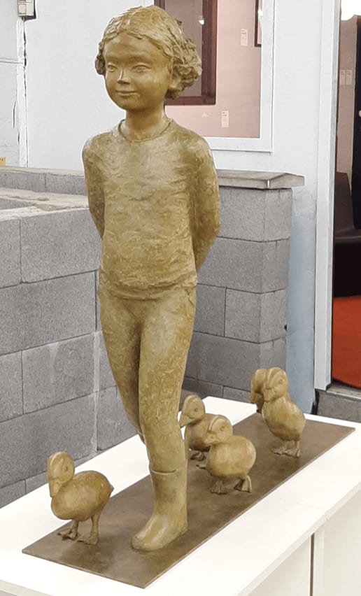 Sylvie Gaudissart canetons enfant sculpture sylvie debray Gaudissart sculpture animalière contemporaine en bronze une jolie fille suivie d'un groupe de jolis canards galerie d'art bruxelles belge art yi