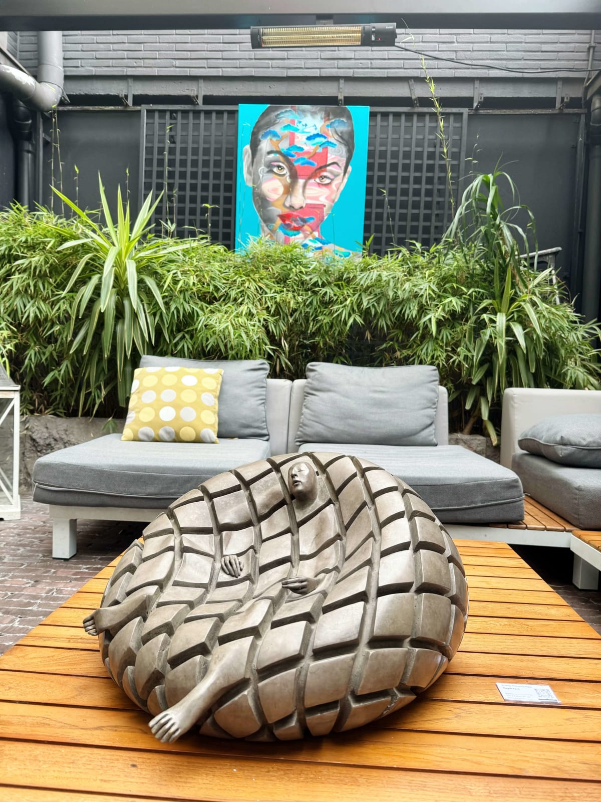 Songe Schwimmskulptur Isabel Miramontes Gartenskulptur Gartengestaltung Gartendekoration Kunst zeitgenössische Skulptur Bronzeskulptur Innenarchitektur im Hotel Barsey von Warwick Art Yi Galerie Brüsseler Kunstgalerie