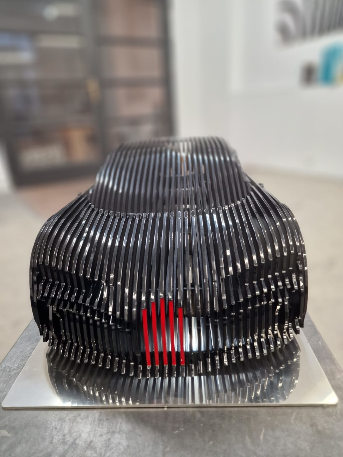 Chirona zwarte luxe raceauto sculptuur Jean Paul Kala hedendaagse auto sculptuur Art Yi-galerij Kunstgalerij Brussel