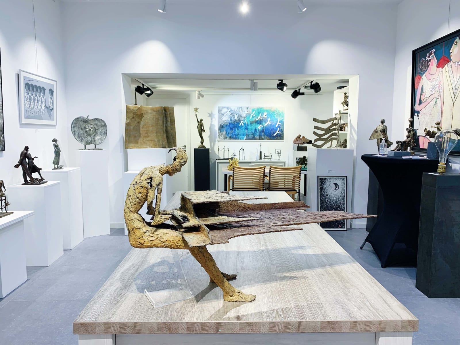 virtuoos pianist muzikant brons hedendaagse beeldhouwkunst jacques van den abeele bij kunstgalerie in brussel