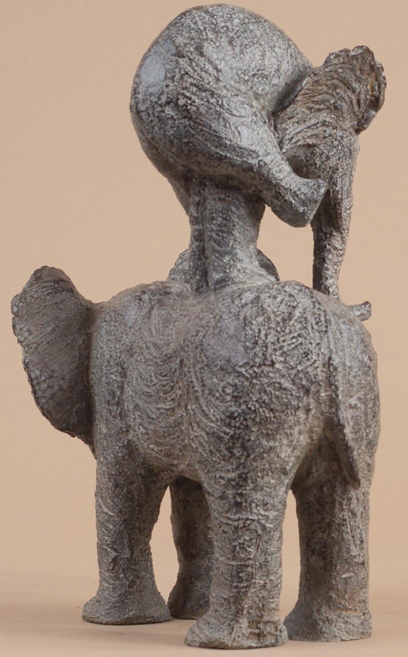 Spielende Bockspringen Sophie Verger schöne Elefantenskulptur Tierskulptur Bronzeskulptur glücklicher Elefant, der sich gegenseitig auf den Rücken springt und zusammen spielt Art Yi-Galerie Brüsseler Kunstgalerie