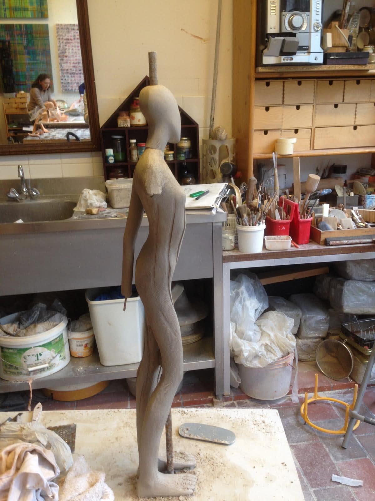 Isabel Miramontes hedendaagse bronzen sculptuur abstracte kunst callipyge een mooi meisjesbeeld dansend in haar jurk