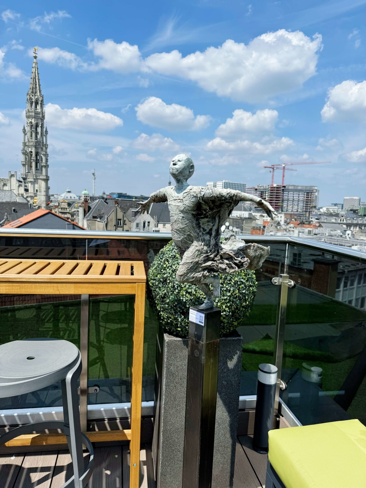 Fast fliegend, Lieven d'Haese, Fliegenskulptur, Fliegerkind, Traum von der Fliege, zeitgenössische Bronzeskulptur, monumentale Gartenskulptur, Gartenskulptur, Gartengestaltung Art Yi Kunstgalerie in Brüssel