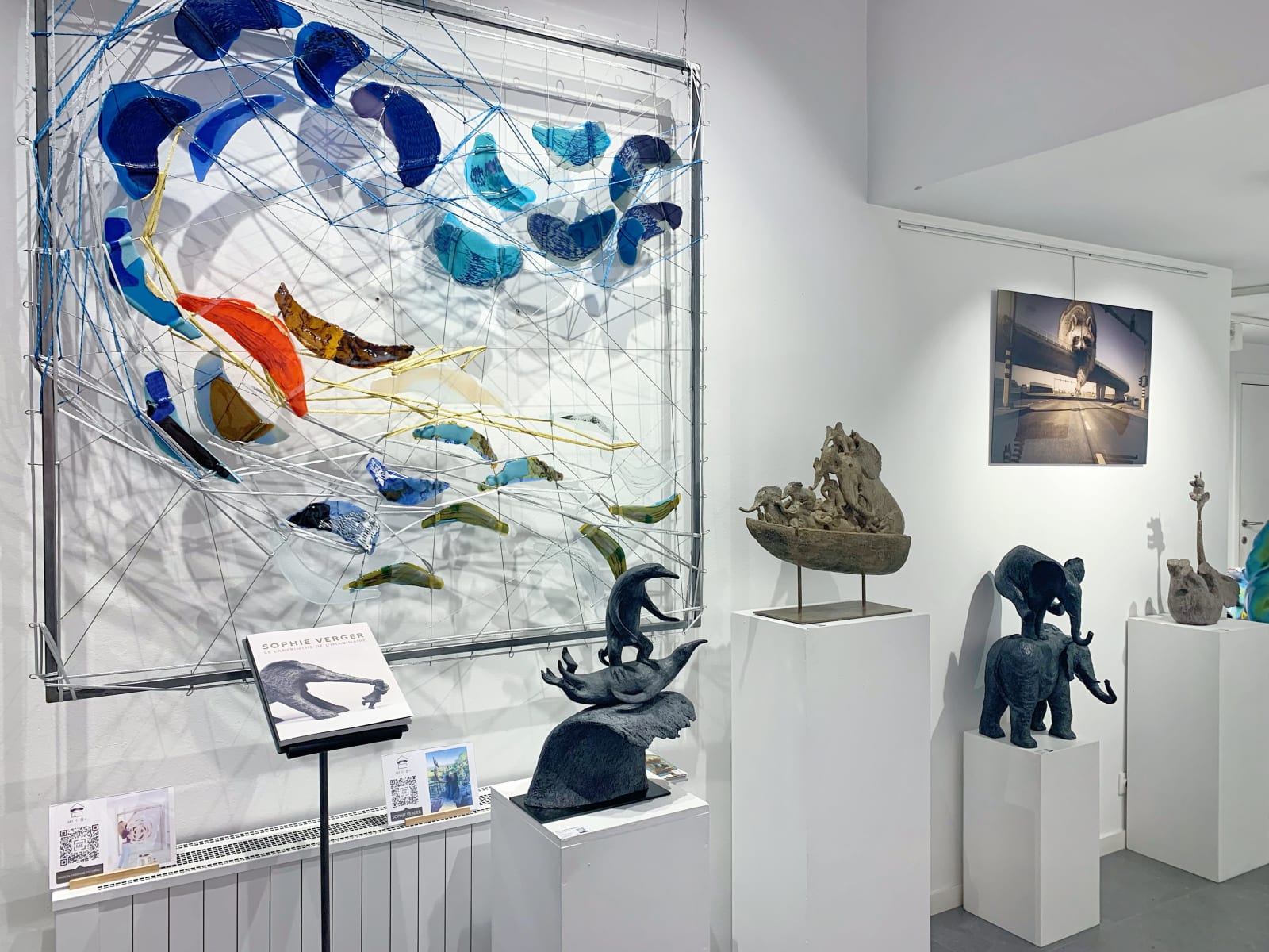 the story of water contemporary art wall installation glass art mixed media maison Fabienne Decornet interior design abstract art blue fishes swimming in the sea Art Yi Gallery Brussels art gallery