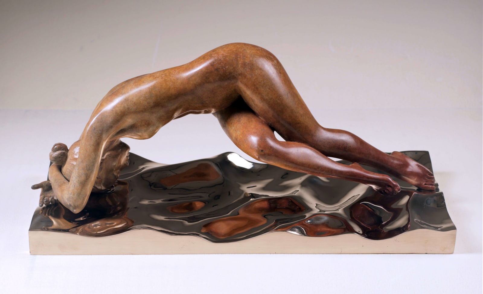 liang binbin Bridge naked swimming woman on a gold water woman bronze sculpture contemporary art Art Yi gallery Brussels art gallery