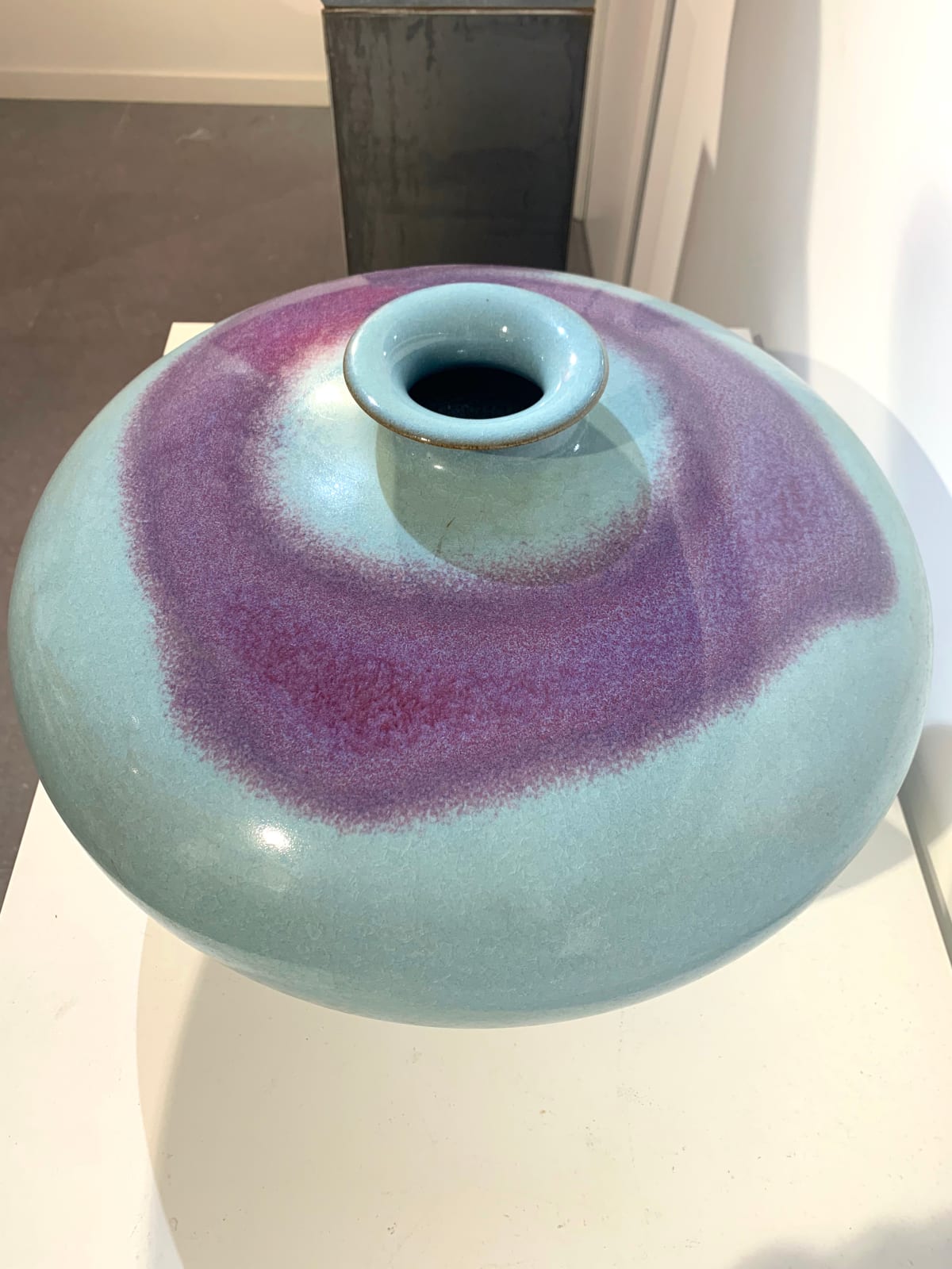 Vase à épaulement en grès émaillé bleu et éclaboussures violettes, four Jun, style de la dynastie Song Tsai Hsiao-fang art céramique contemporain art céramique asiatique art porcelaine asiatique vase en céramique bleu vase en porcelaine bleue collection d'art Galerie d'art Yi Galerie d'art de Bruxelles