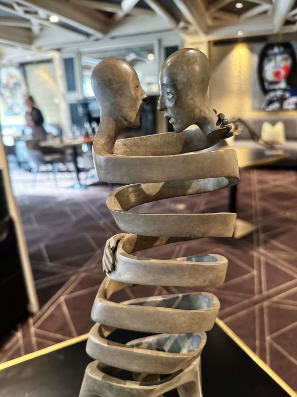 Tango-Tanzskulptur Isabel Miramontes Gartenskulptur Gartengestaltung Gartendekoration Kunst zeitgenössische Skulptur Bronzeskulptur Innenarchitektur im Hotel Barsey von Warwick Art Yi Galerie Brüsseler Kunstgalerie