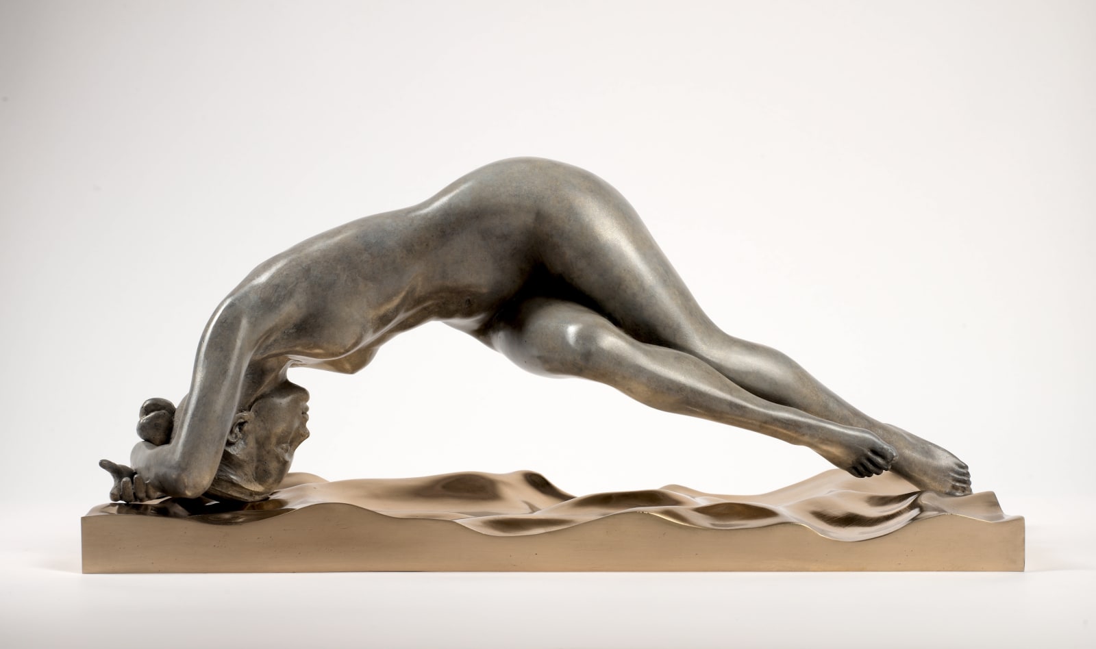 Liang Binbin Brücke nackte schwimmende Frau springt auf goldenes Wasser Frauenskulptur Schwimmskulptur Bronzeskulptur zeitgenössische Skulptur Kunst Art Yi Galerie Brüsseler Kunstgalerie Art Yi Galerie Brüsseler Kunstgalerie
