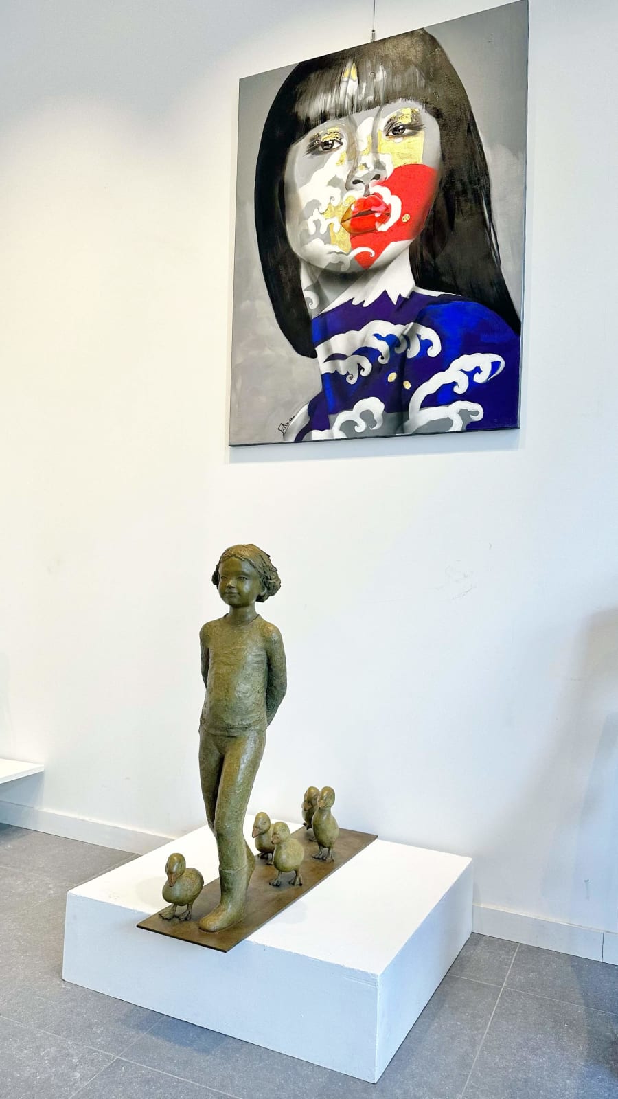 Sylvie Gaudissart canetons enfant sculpture sylvie debray Gaudissart sculpture animalière contemporaine en bronze une jolie fille suivie d'un groupe de jolis canards galerie d'art bruxelles belge art yi