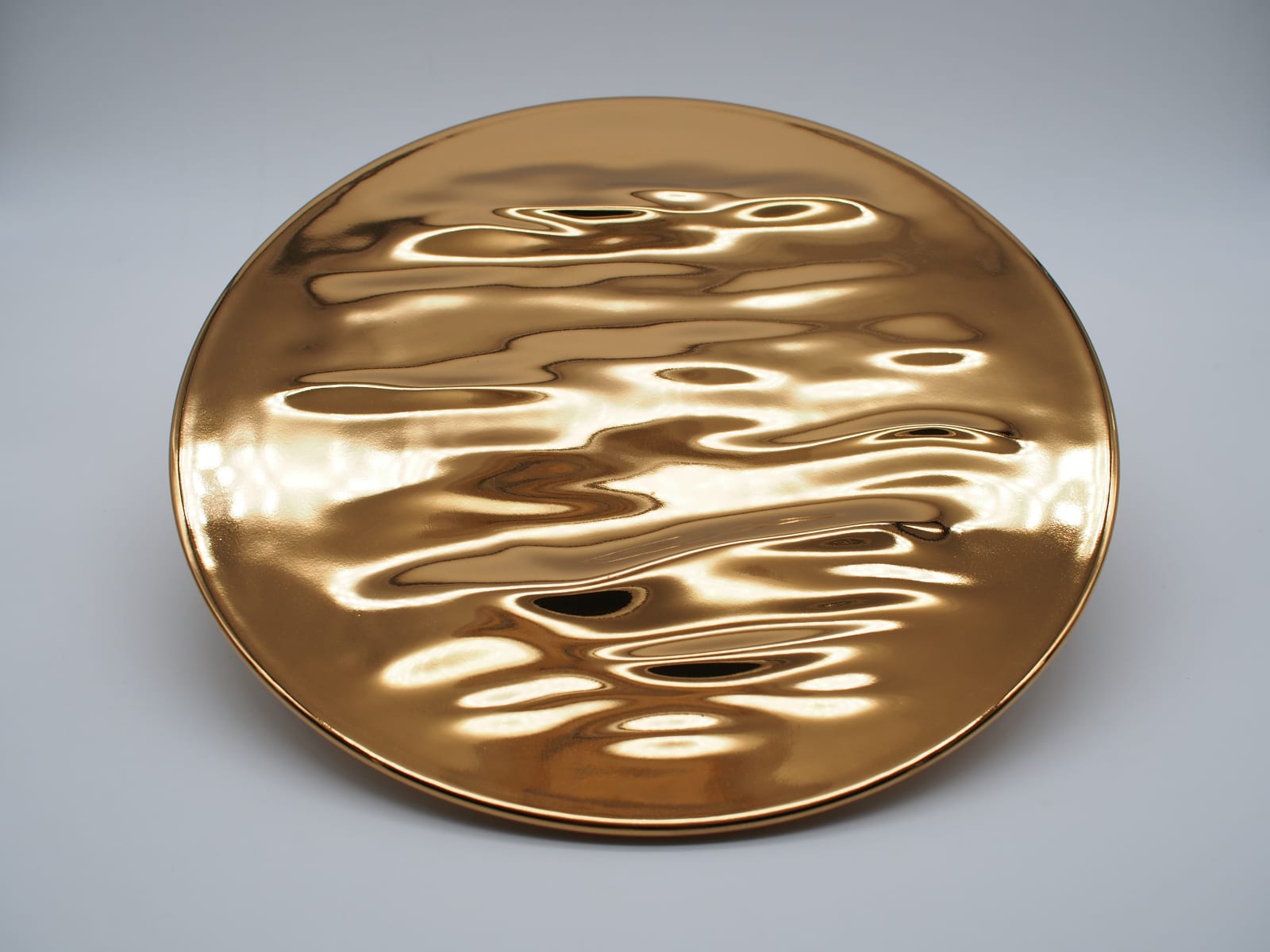 RAN Xiangfei 冉祥飞, "Blowing Breeze" Gold Plate 微风吹过镀金盘, 2021