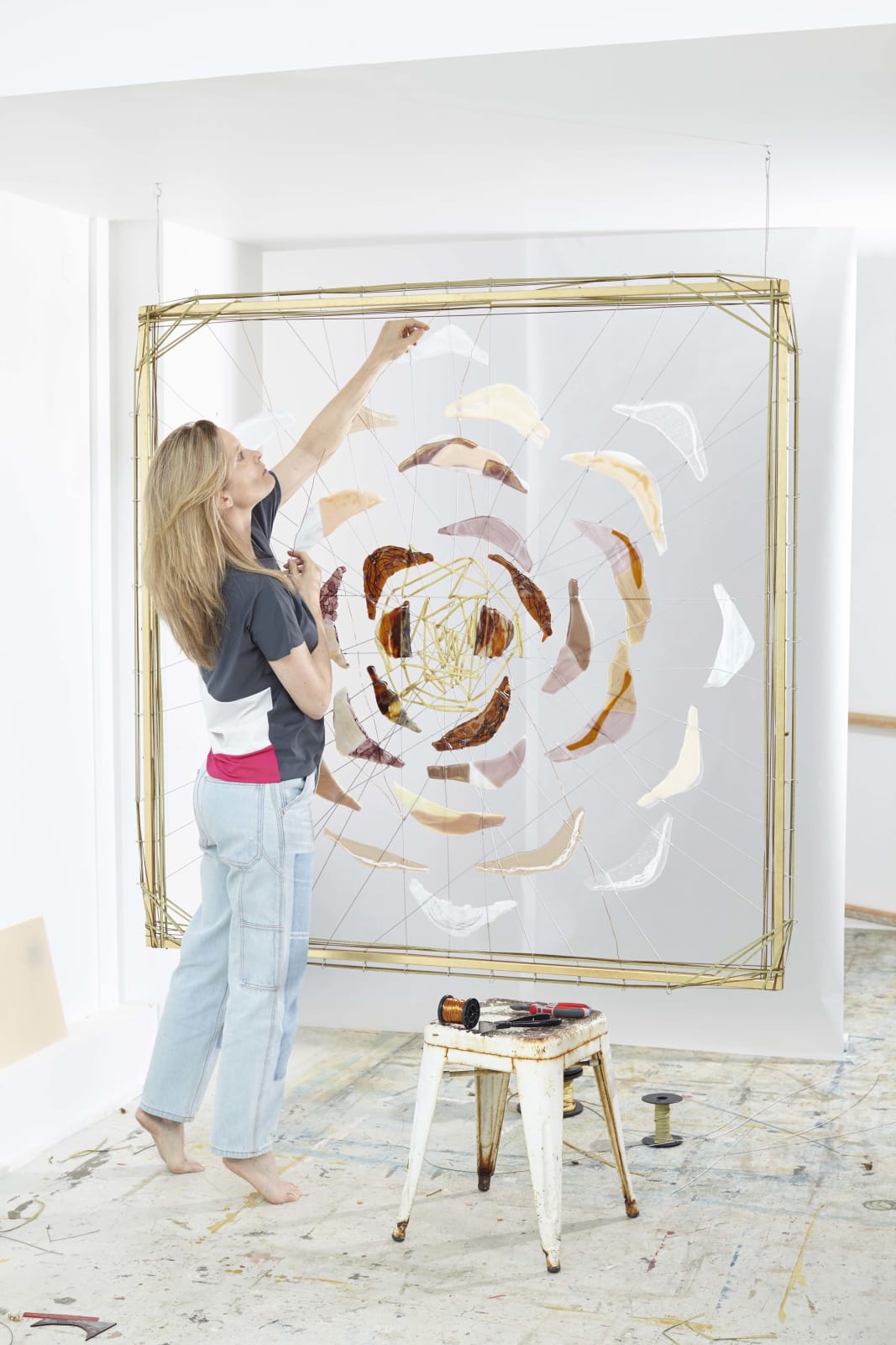 art contemporain installation murale art du verre techniques mixtes maison Fabienne Decornet design d'intérieur art abstrait fleur Galerie Art Yi Galerie d'art de Bruxelles