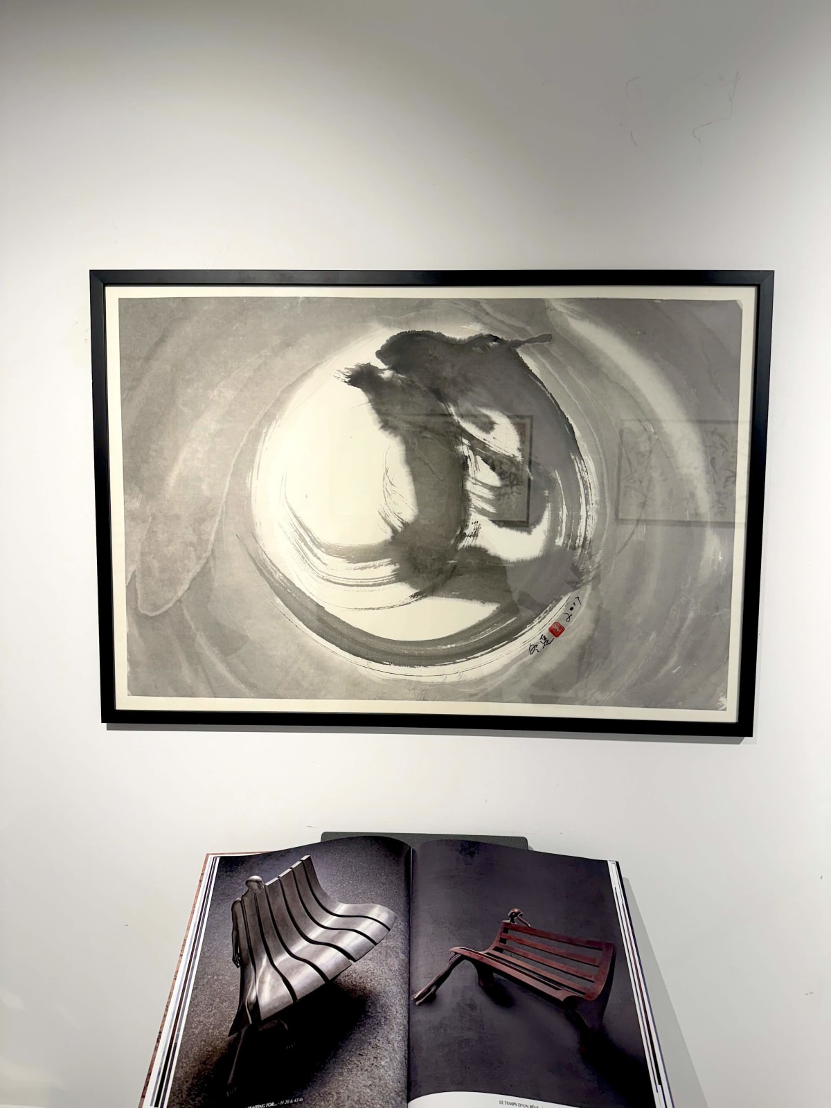 Mond Liu Dongyao chinesische Kalligraphie Malerei Kalligraphie Kunst asiatische Malerei schwarz und weiß zeitgenössische Kalligraphie Art Yi-Galerie Brüsseler Kunstgalerie