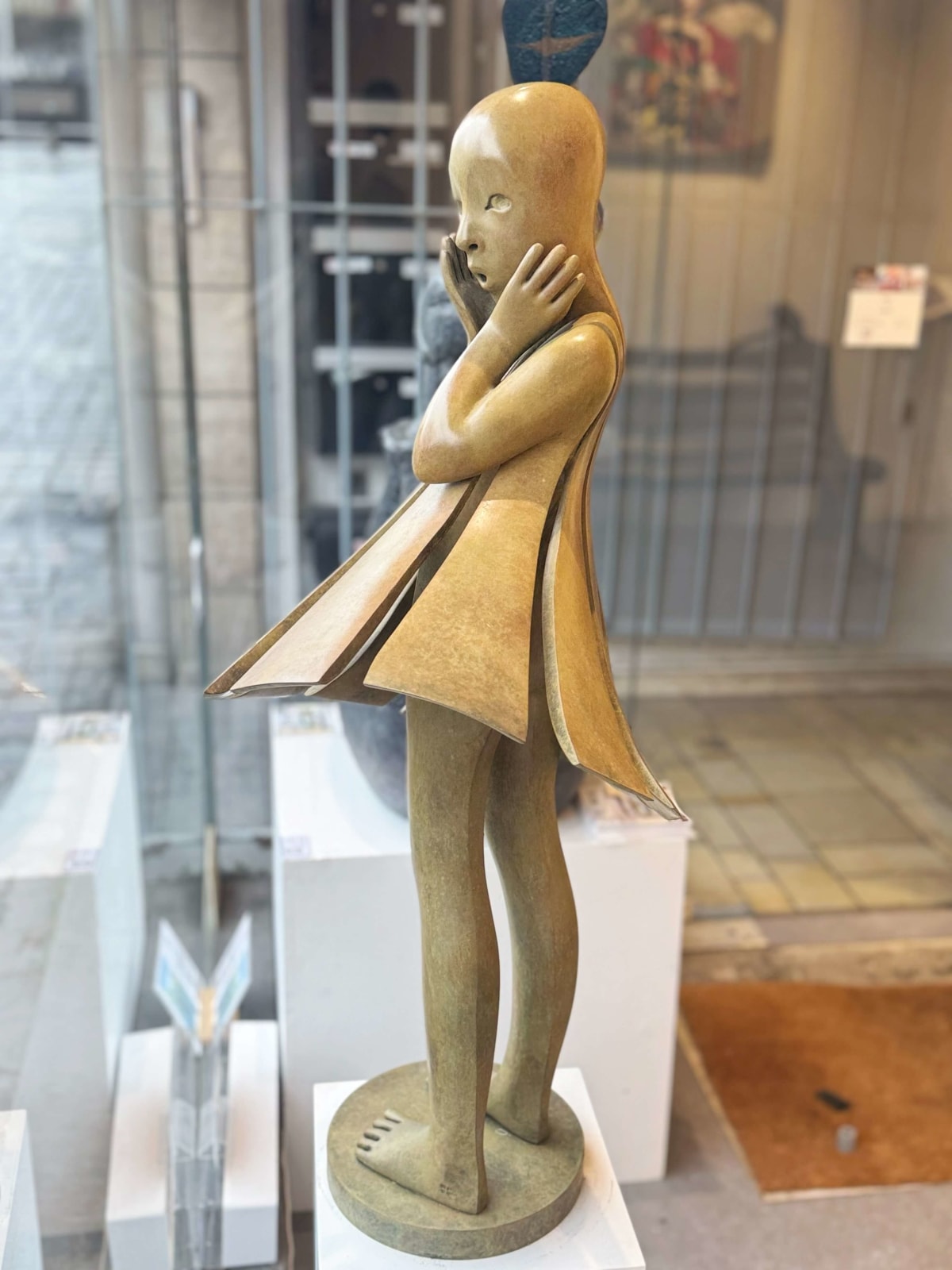 Engel geht vorbei Isabel Miramontes Skulptur eines tanzenden Mädchens monumentale Skulptur Gartenskulptur zeitgenössische Bronzeskulptur ein schönes Mädchen überrascht, dass ihr Kleid vom Wind verweht wird Art Yi Galerie Brüsseler Kunstgalerie