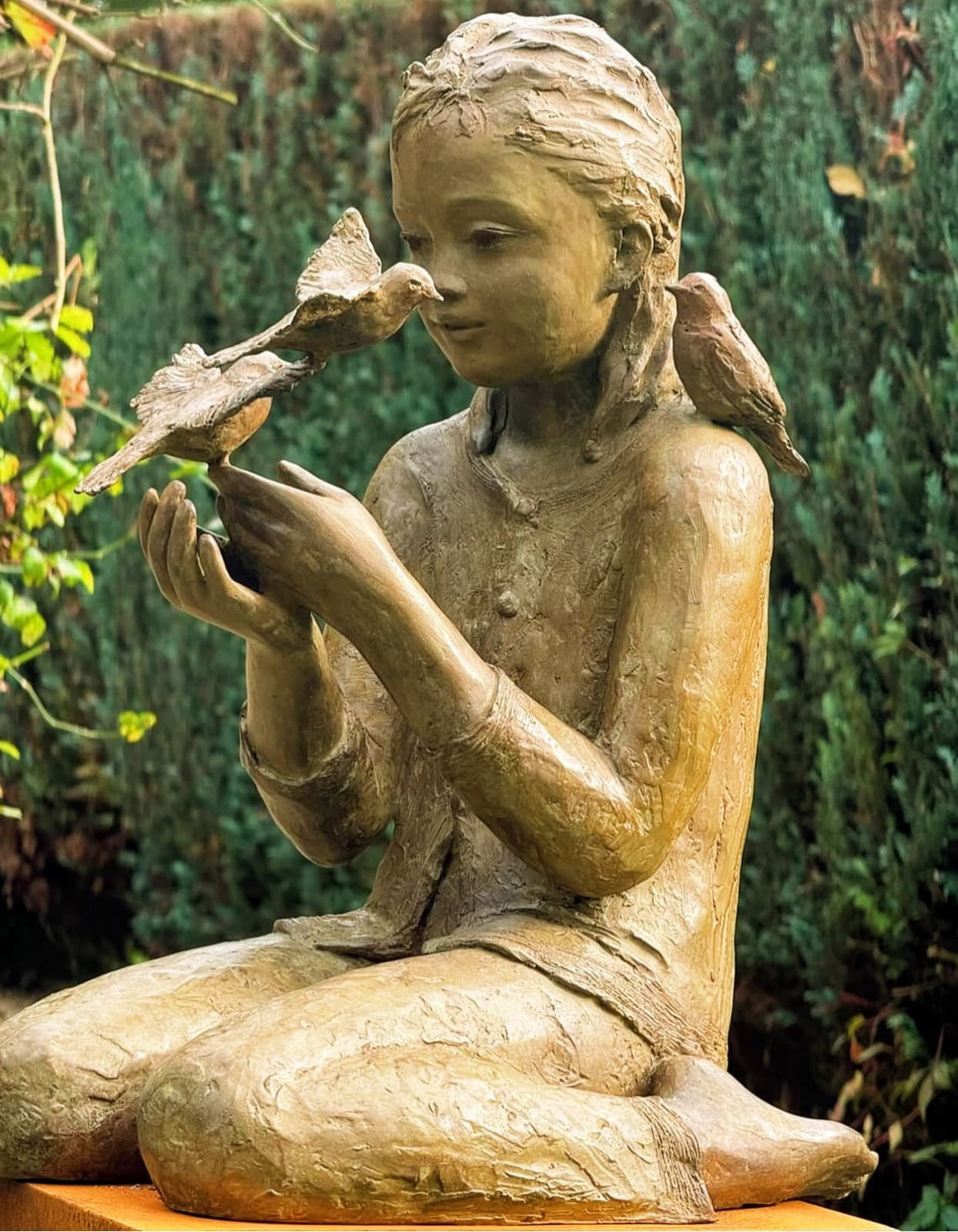 Le chant des oiseaux jolie fille sculpture sculpture en bronze sculpture de jardin sculpture d'oiseau de Sabine Stinglhamber à la galerie Art Yi à Bruxelles