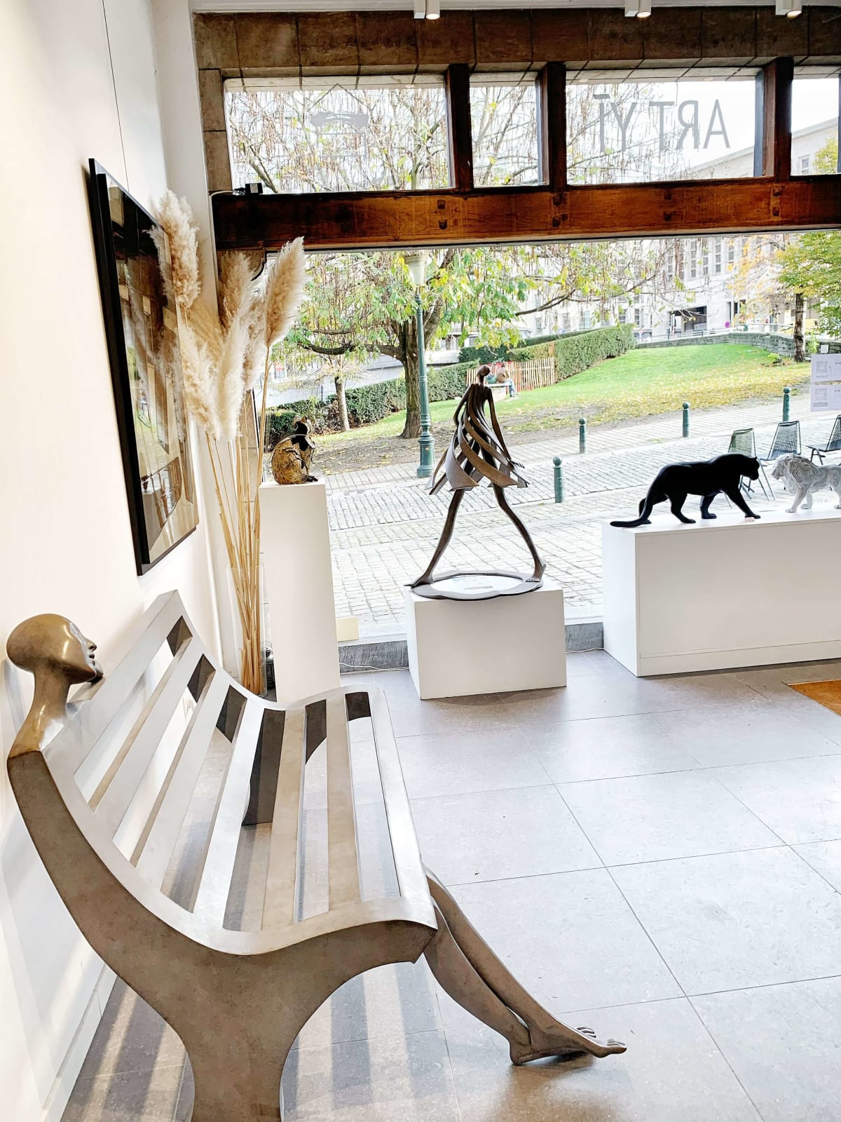 Daydream bench chair abstract contemporary bronze garden sculpture monumental sculpture isabel miramontes garden decoration design swimming pool chair art yi gallery brussels